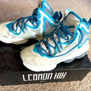 Youth Lebron XIX size 6